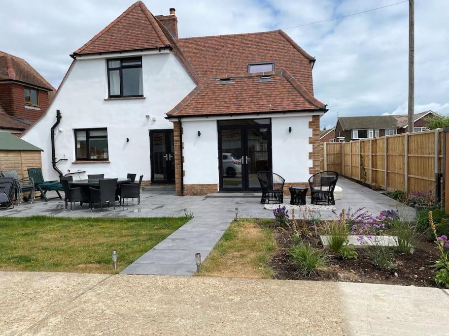 Home By The Sea In Rustington Bagian luar foto
