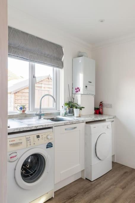 Home By The Sea In Rustington Bagian luar foto