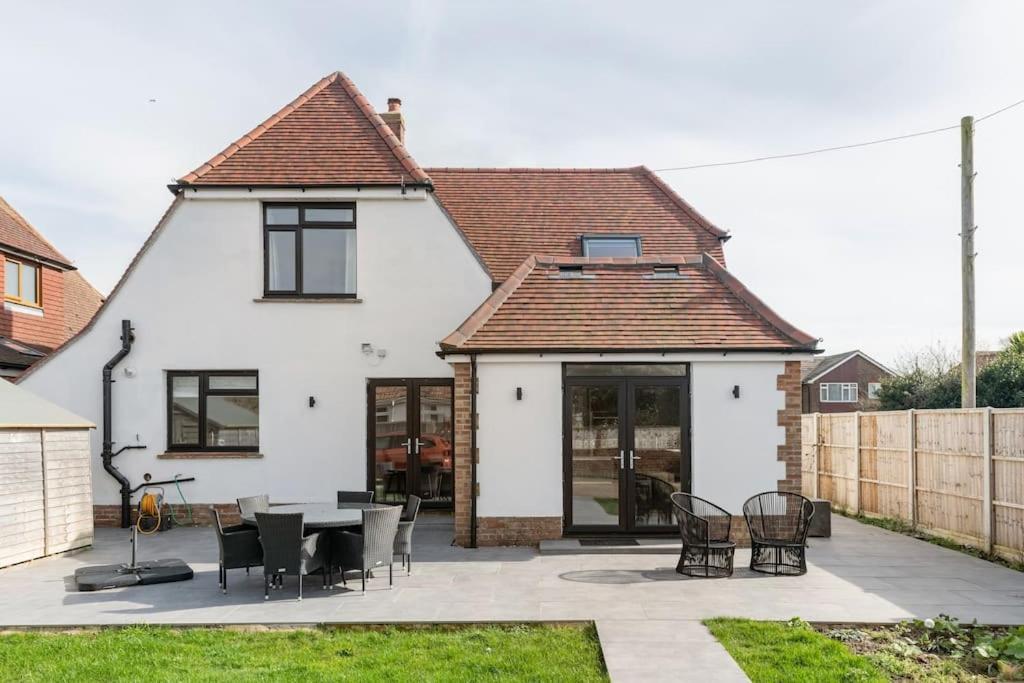 Home By The Sea In Rustington Bagian luar foto